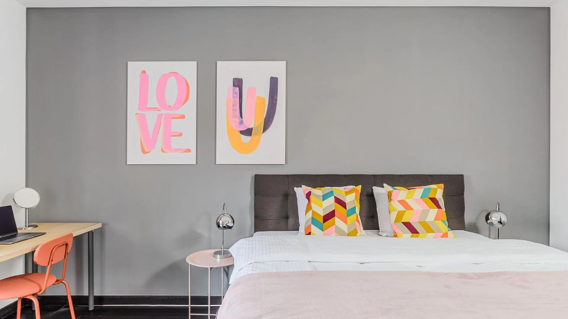 Apartments With Large Balcony, Parking Praha 0*,